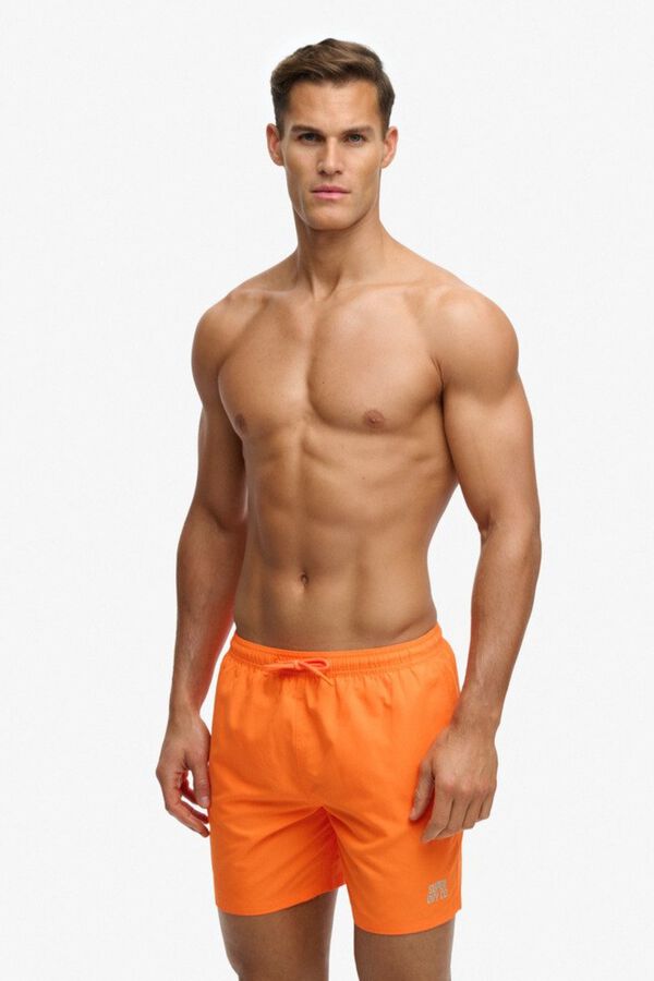 Superdry Ba&ntilde;ador liso b&aacute;sico con logo naranja