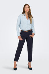 Only Pantal&oacute;n tipo chino con cintur&oacute;n azul