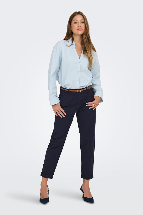 Only Pantal&oacute;n tipo chino con cintur&oacute;n azul