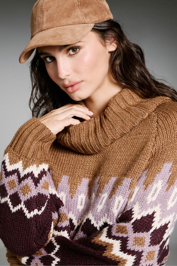 Only Jersey jacquard cuello alto marr&oacute;n