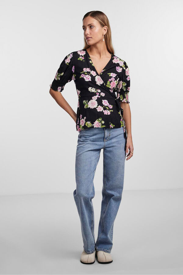 Pieces Camiseta con escote cruzado. negro