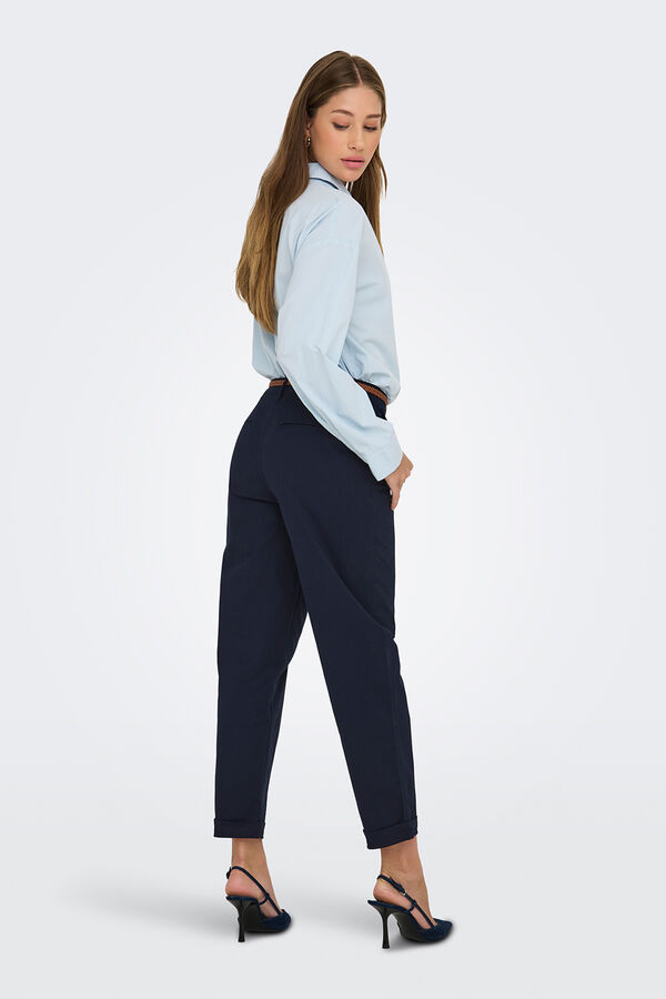 Only Pantal&oacute;n tipo chino con cintur&oacute;n azul
