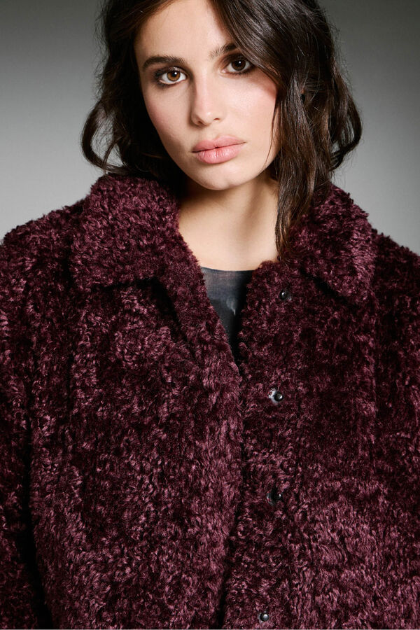 Only Sobretudo curto com efeito de pelo estampado