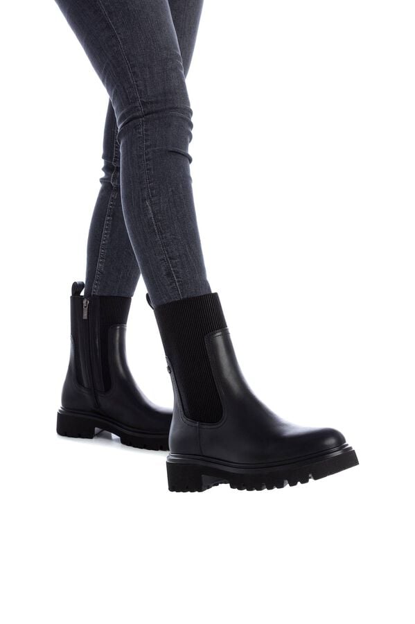 XTI Botin sintetico chelsea con cremallera negro