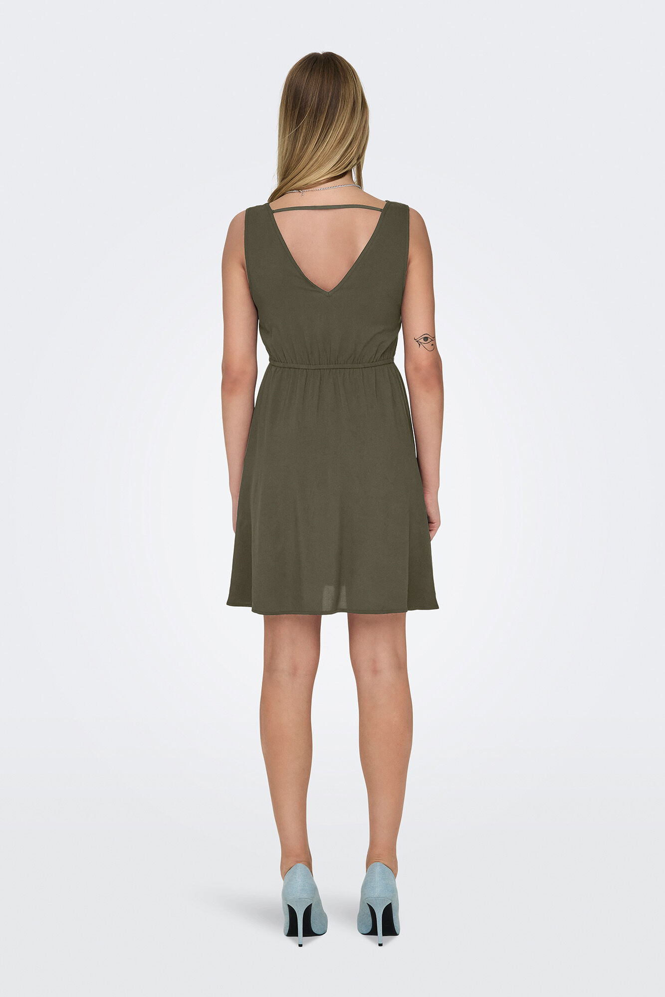 Only Vestido curto com al&ccedil;as largas