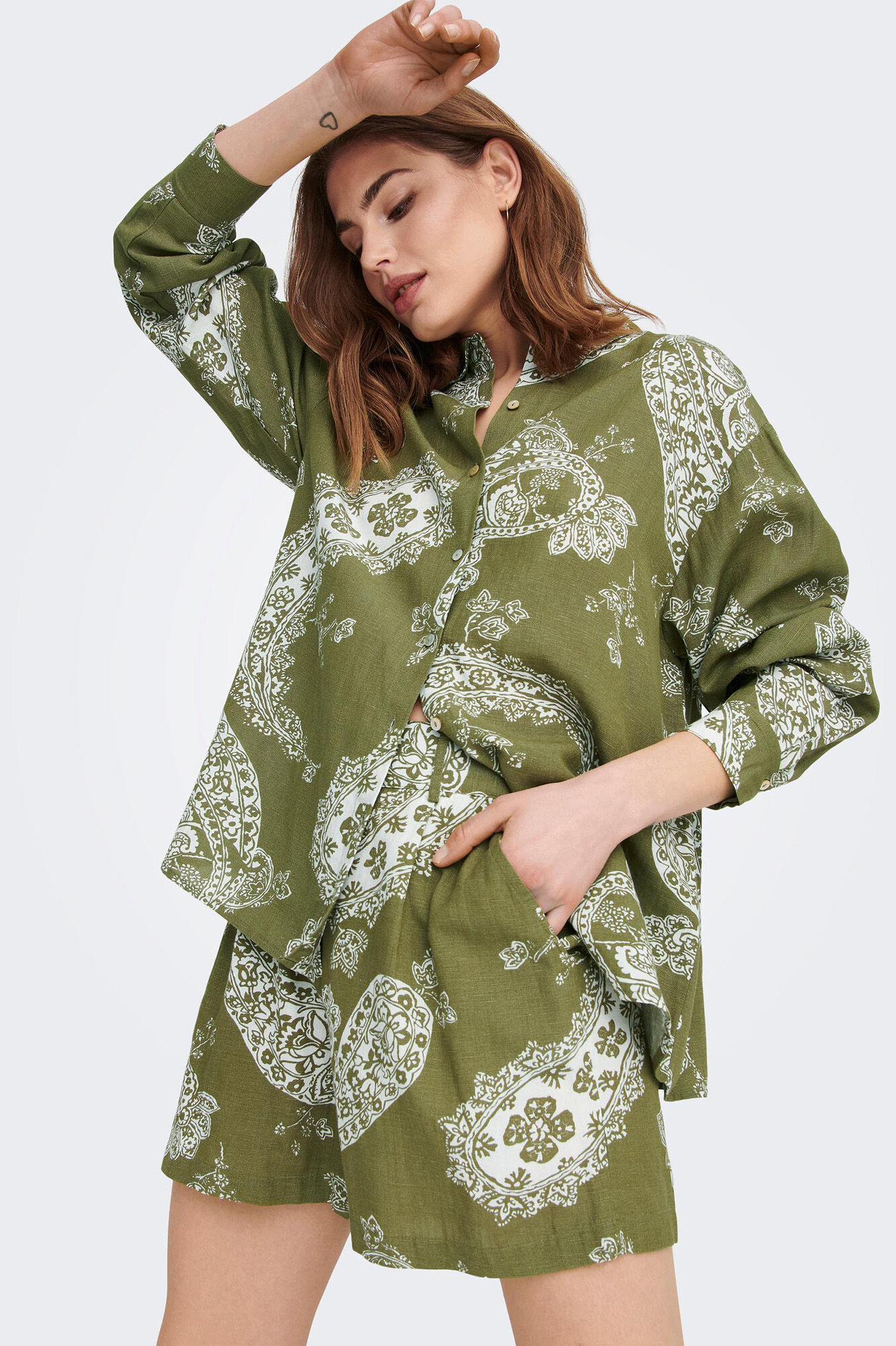 Only Cal&ccedil;as curtas de sarja sem fecho