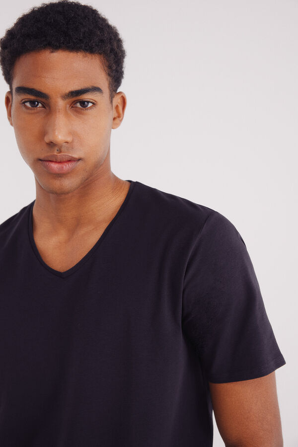 Springfield Camiseta b&aacute;sica slim fit com bico preto