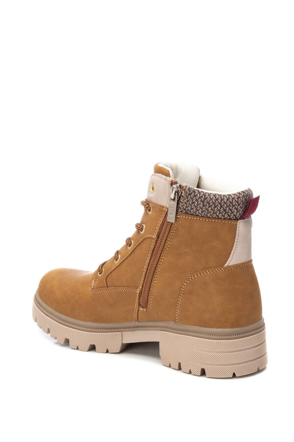 XTI Botin monta&ntilde;a casual con cordones y cremallera tostado