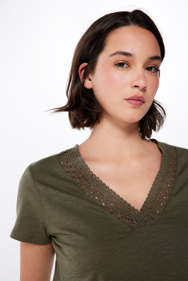 Springfield Camiseta Escote Pico Crochet kaki