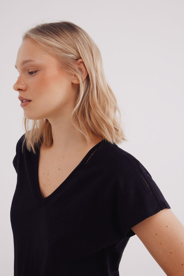 Springfield Camiseta escote pico crochet algod&oacute;n negro