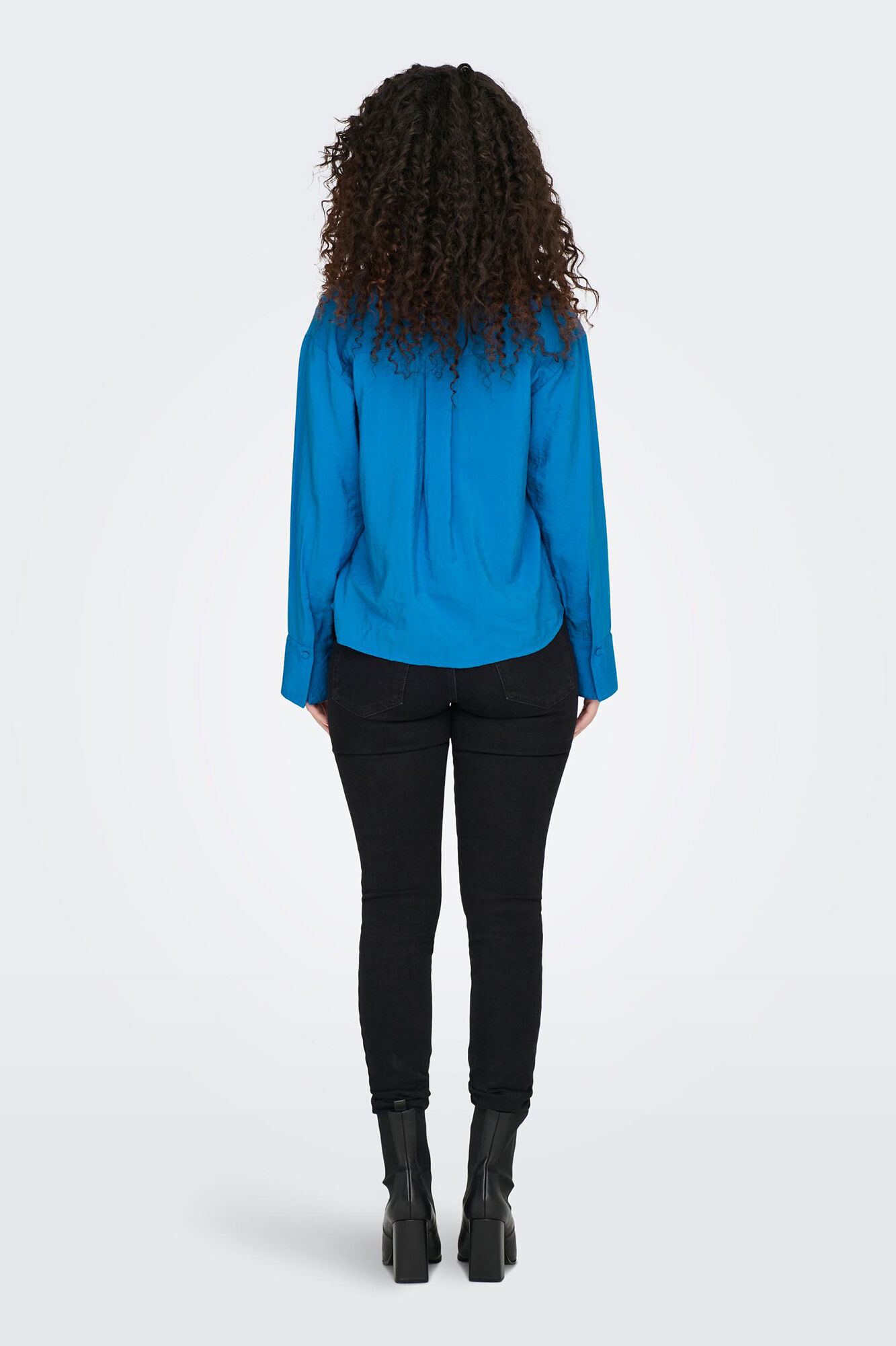 Only Blusa fluida cuello pico