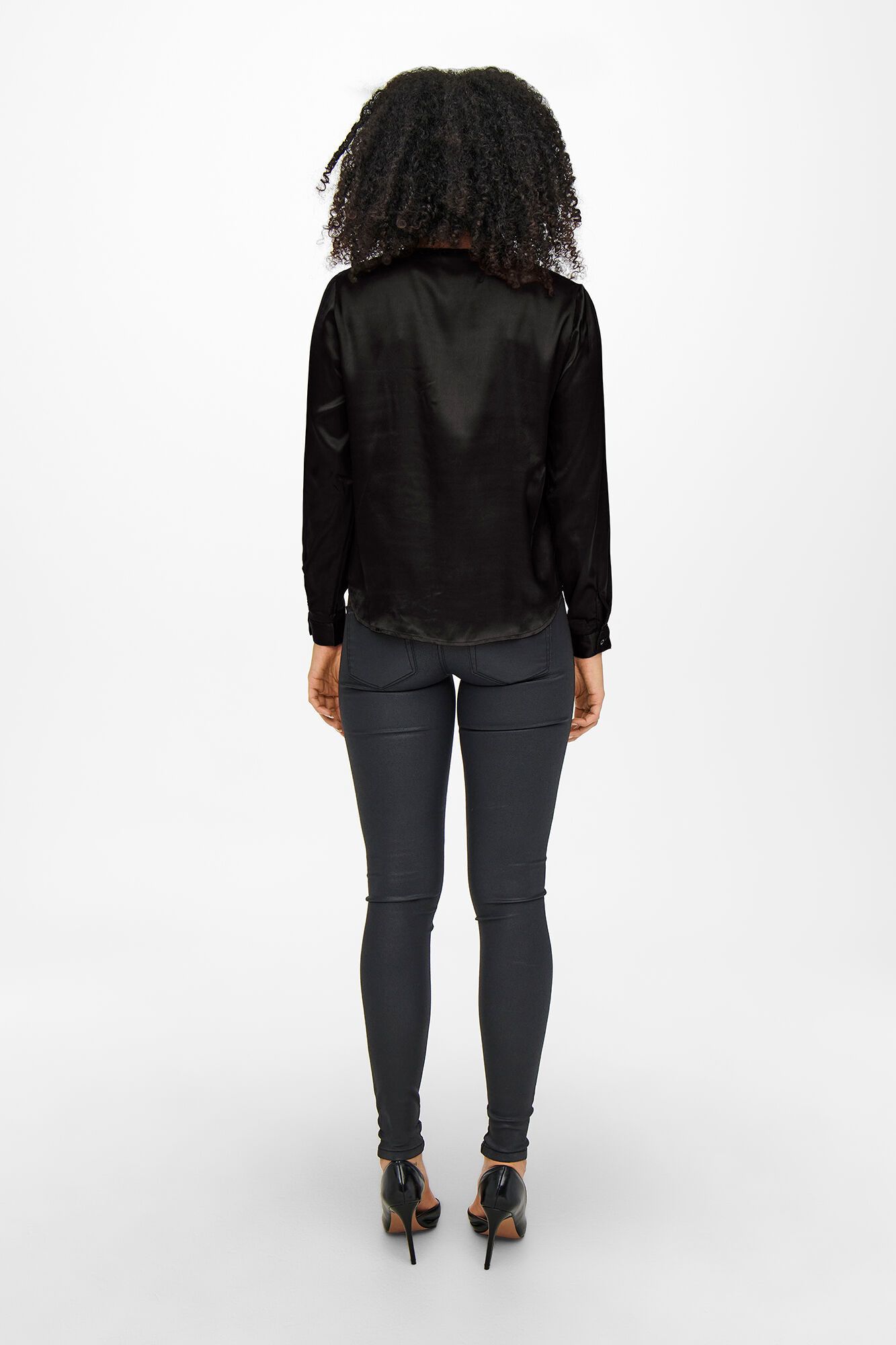 JDY Blusa acetinada manga comprida