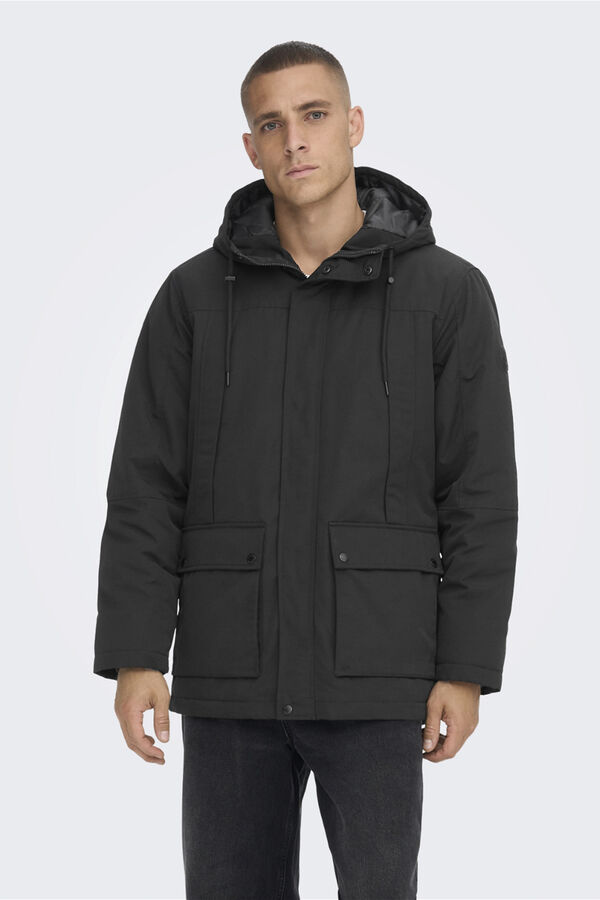 Only & Sons Parka de hombre con capucha ajustable con cord&oacute;n y bolsillos frontales. negro