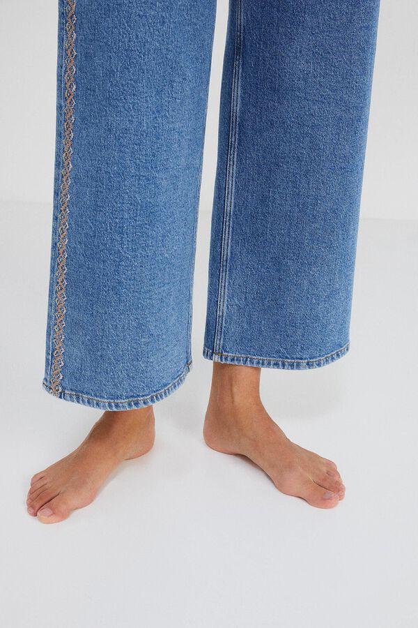 Jean culotte tiro alto azul claro con bordados decorativos