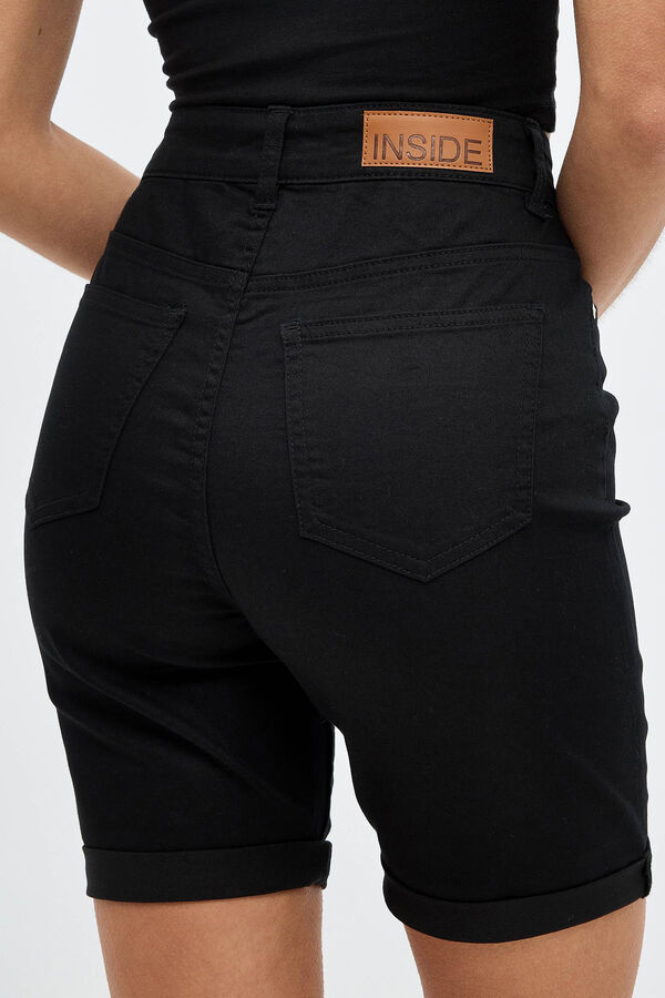 Inside Bermudas Slim High Rise negro