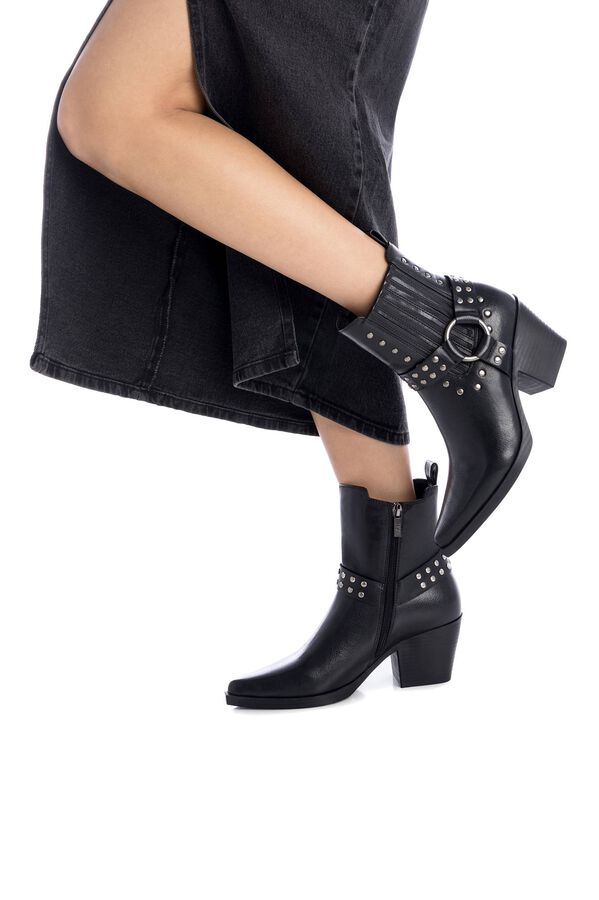 XTI Botin campero con tacon y tachas negro