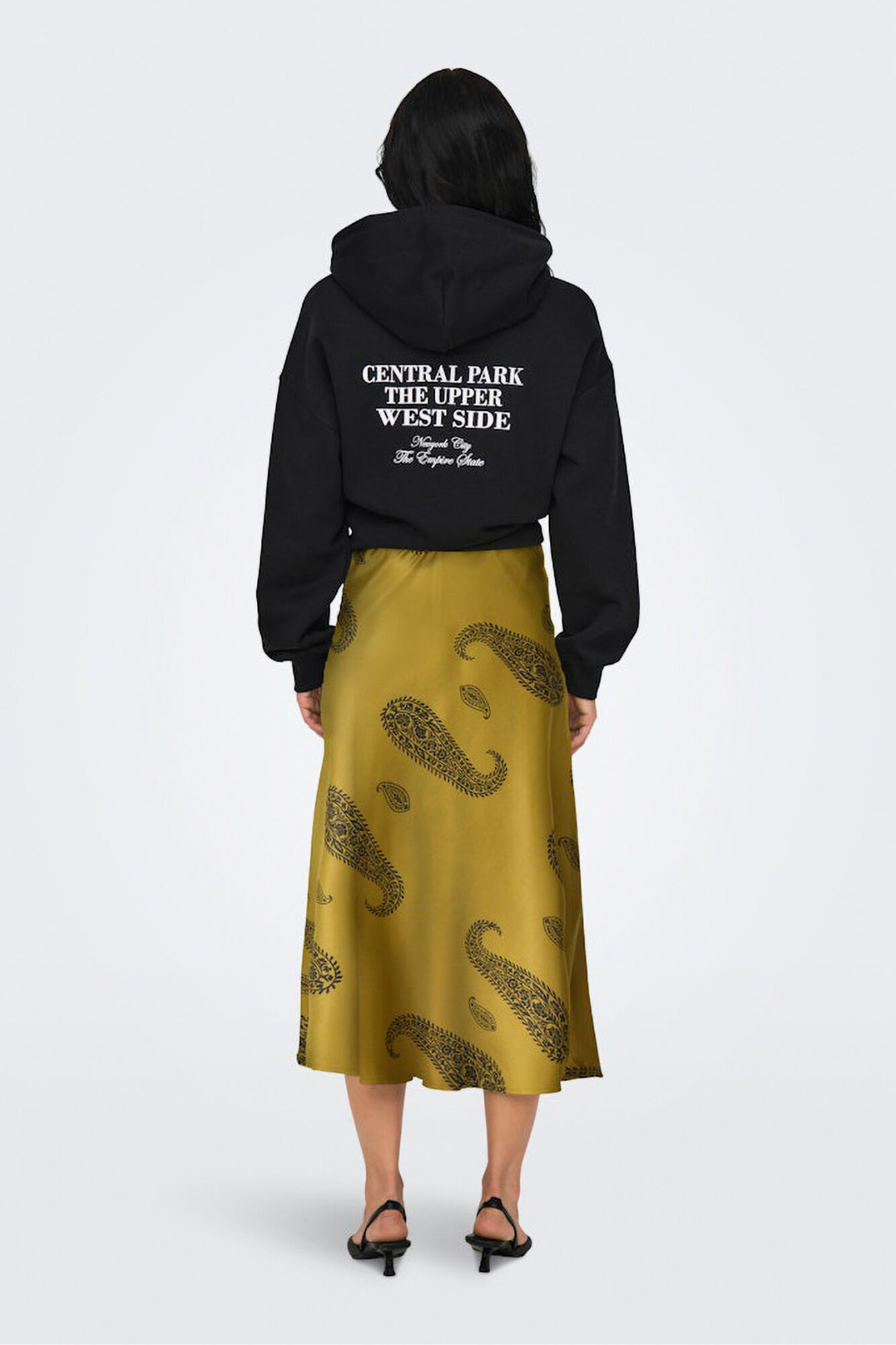 Only Falda midi sat&eacute;n