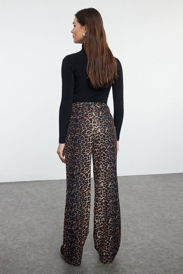 Trendyol Pantalones animal print tostado