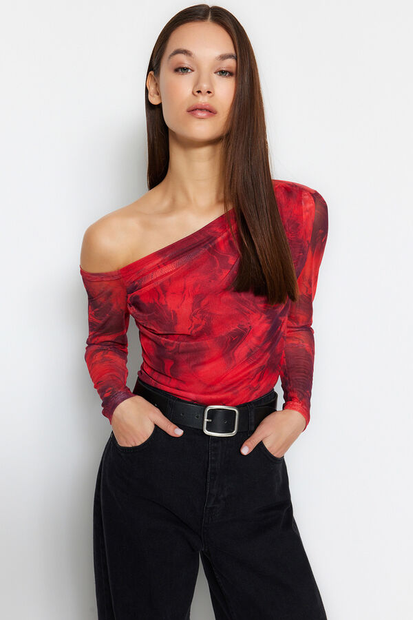 Trendyol Blusa escote asim&eacute;trico entallada rojo