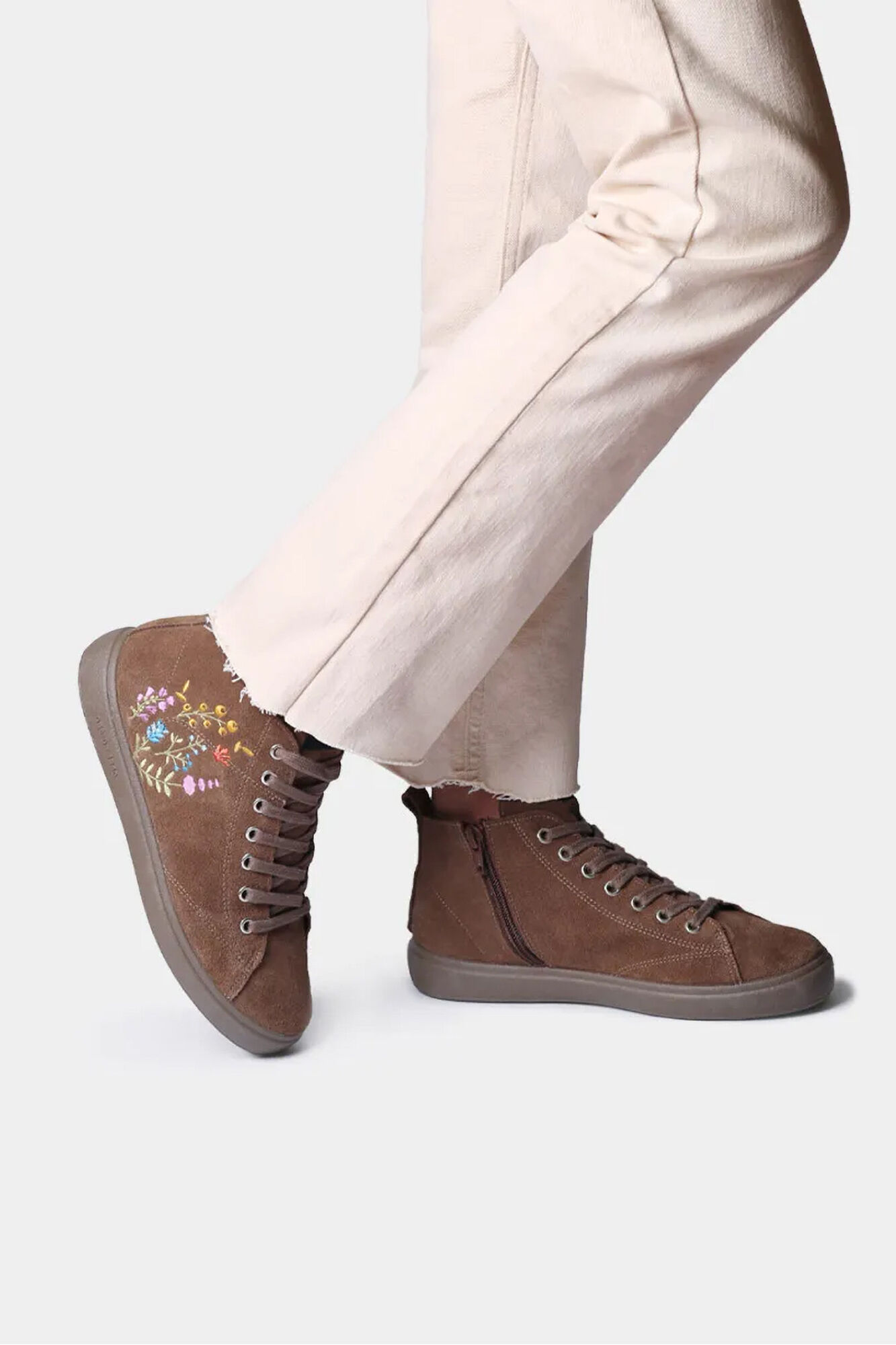 Toni Pons Sapatilha abotinada com detalhes florais