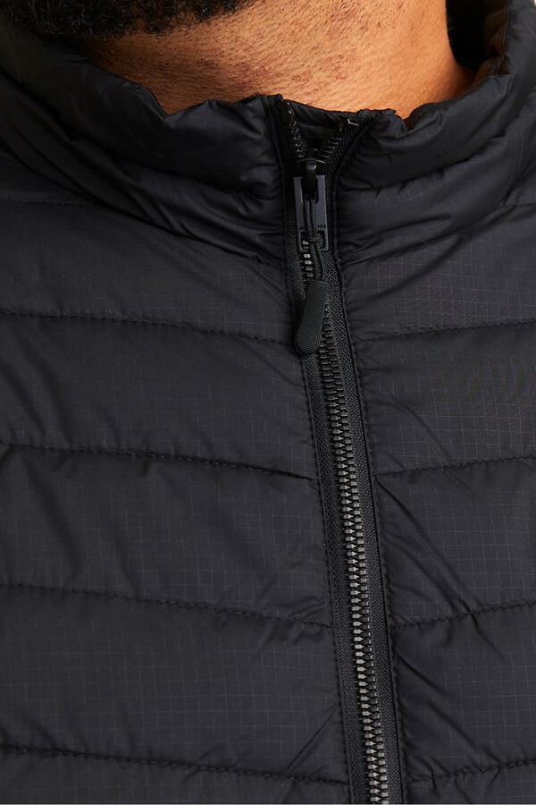 Jack & Jones PLUS Blus&atilde;o acolchoada leve PLUS preto