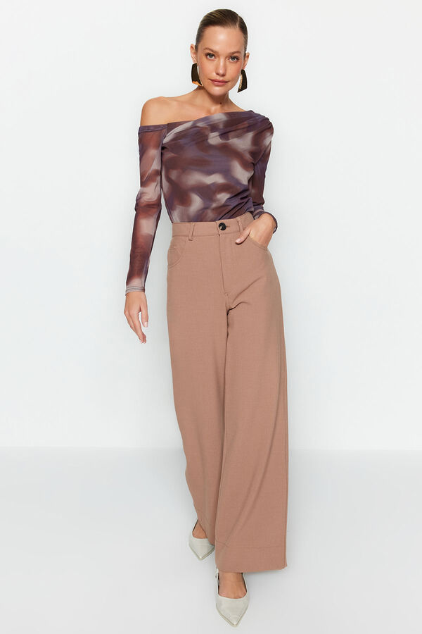 Trendyol Blusa con cuello asim&eacute;trico tostado