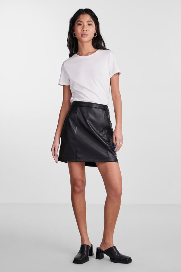 Pieces Falda corta efecto piel negro