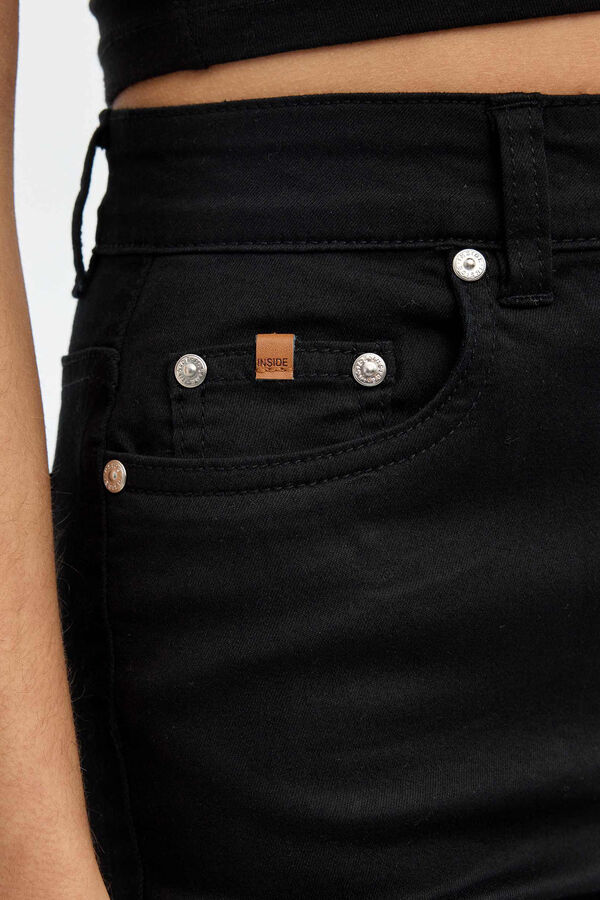 Inside Bermudas Slim High Rise negro