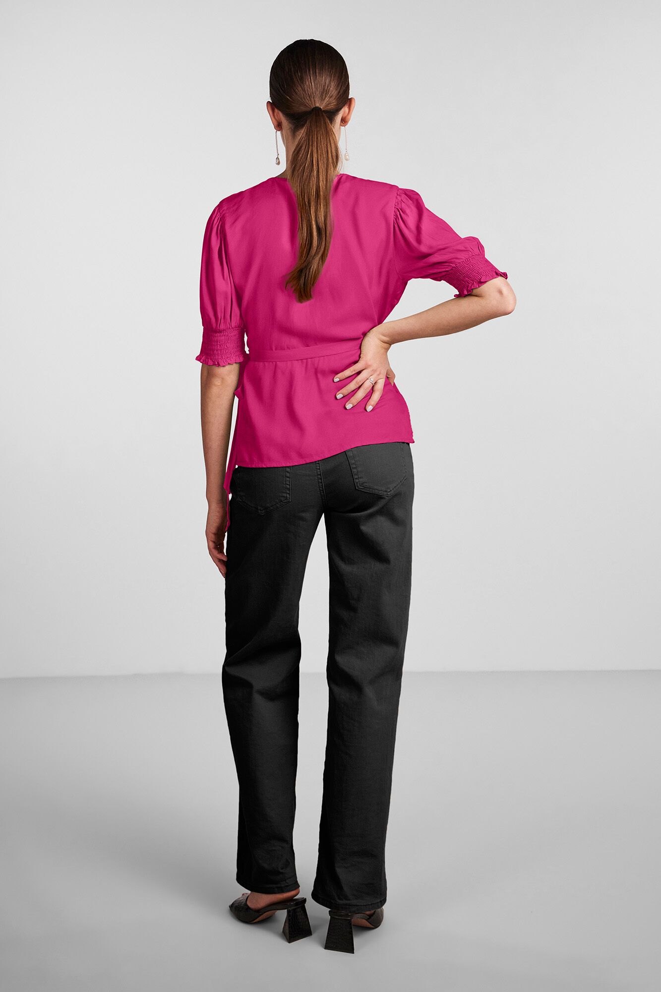 Pieces T-shirt com decote cruzado.