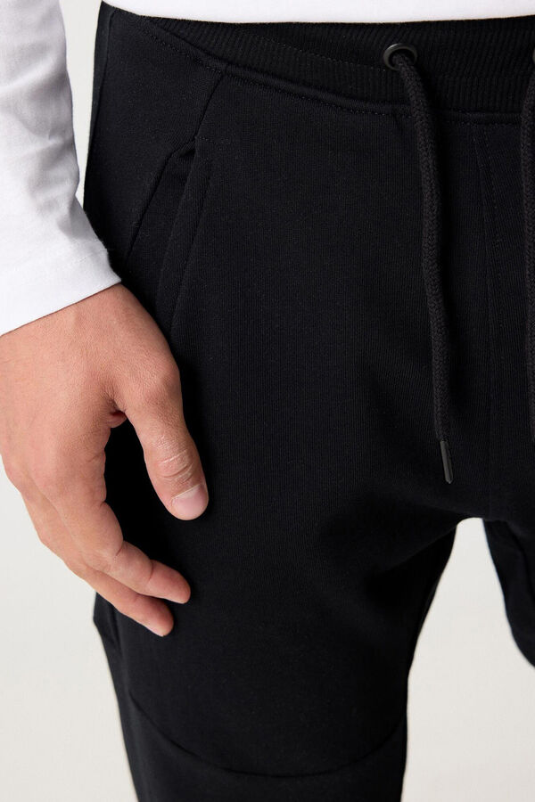 Inside Pantal&oacute;n Deportivo negro