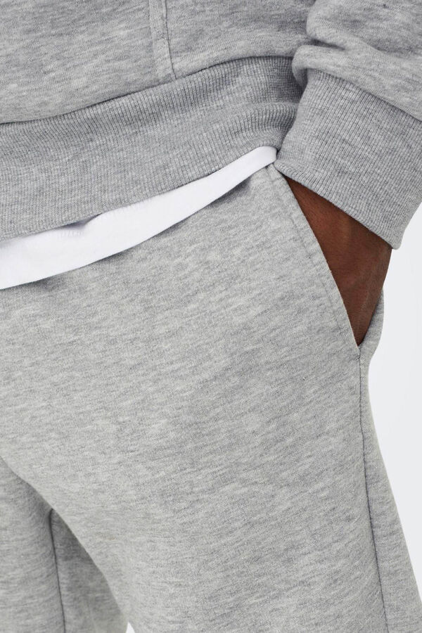 Only & Sons Pantal&oacute;n estilo ch&aacute;ndal de hombre regular fit. gris