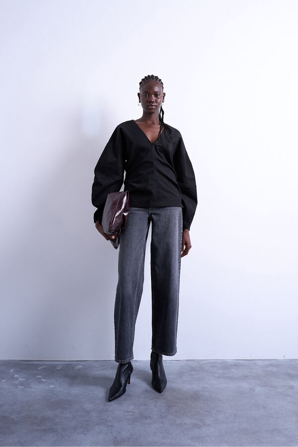 Topshop Jeans wide fit de tiro bajo con cintur&oacute;n trasero gris