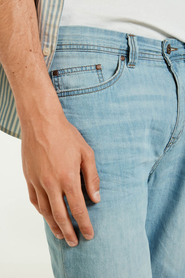 Springfield Bermudas jeans regular ultraleve lavagem clara azul indigo