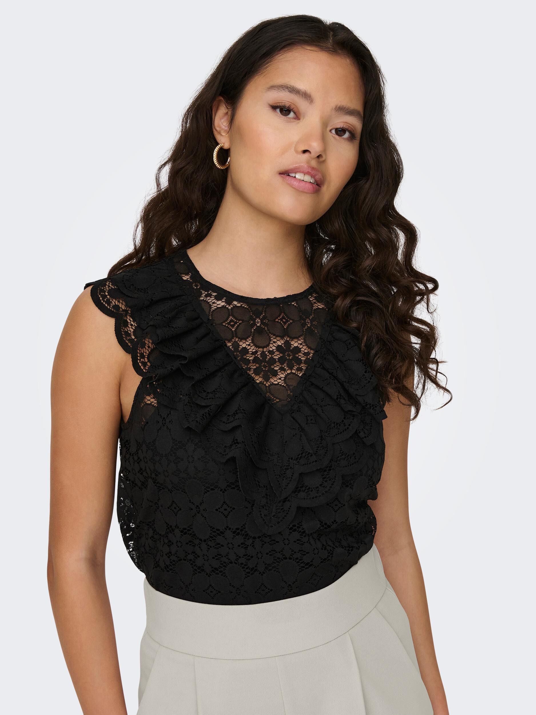 blusa de encaje sin manga