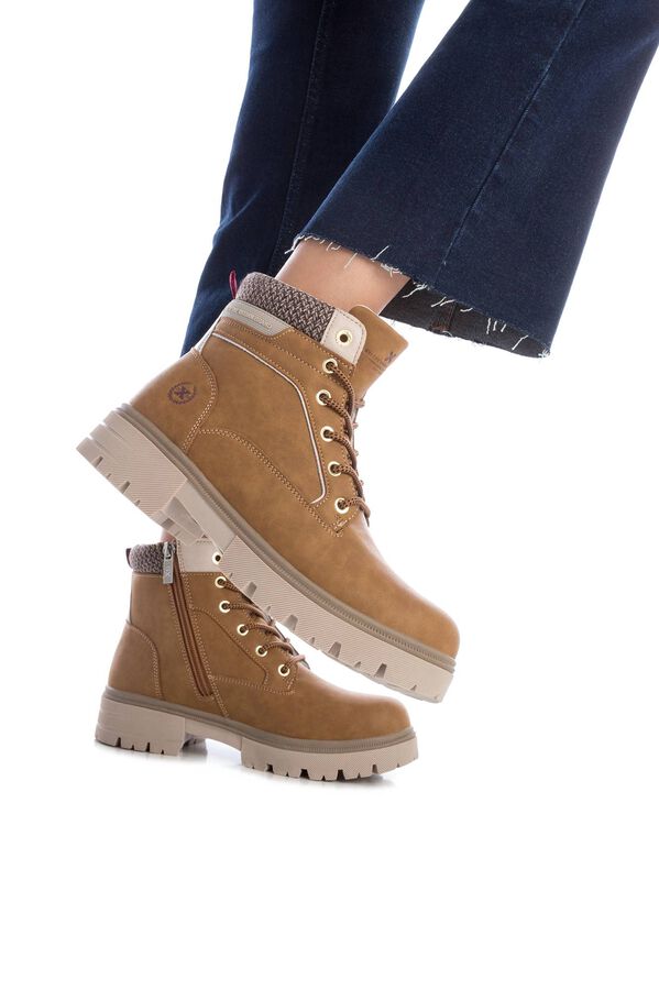 XTI Botin monta&ntilde;a casual con cordones y cremallera tostado