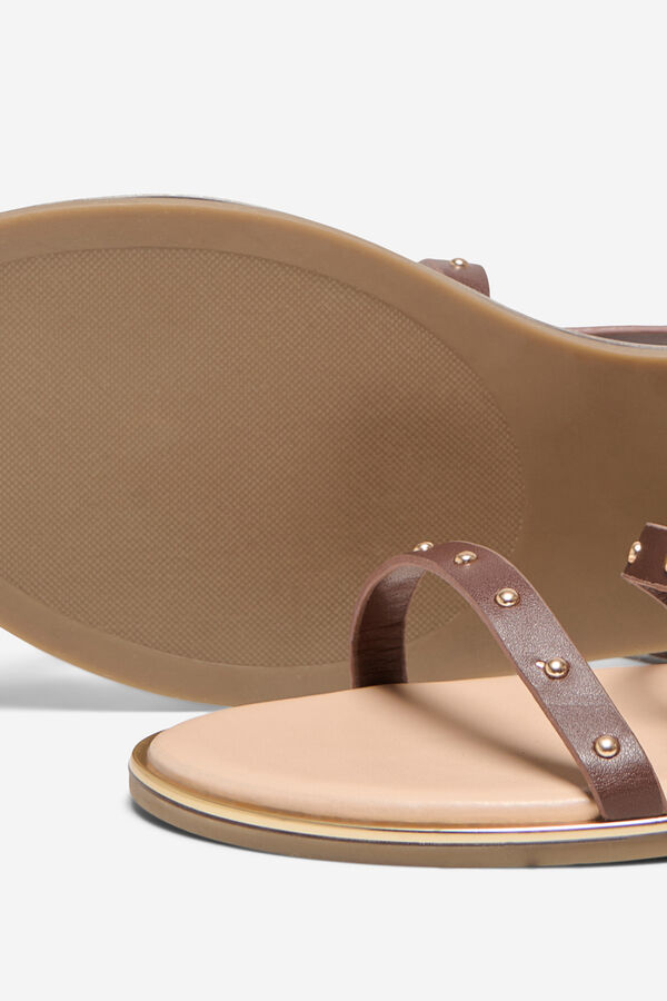 Only Shoes Sandalia plana tiras tachas marr&oacute;n