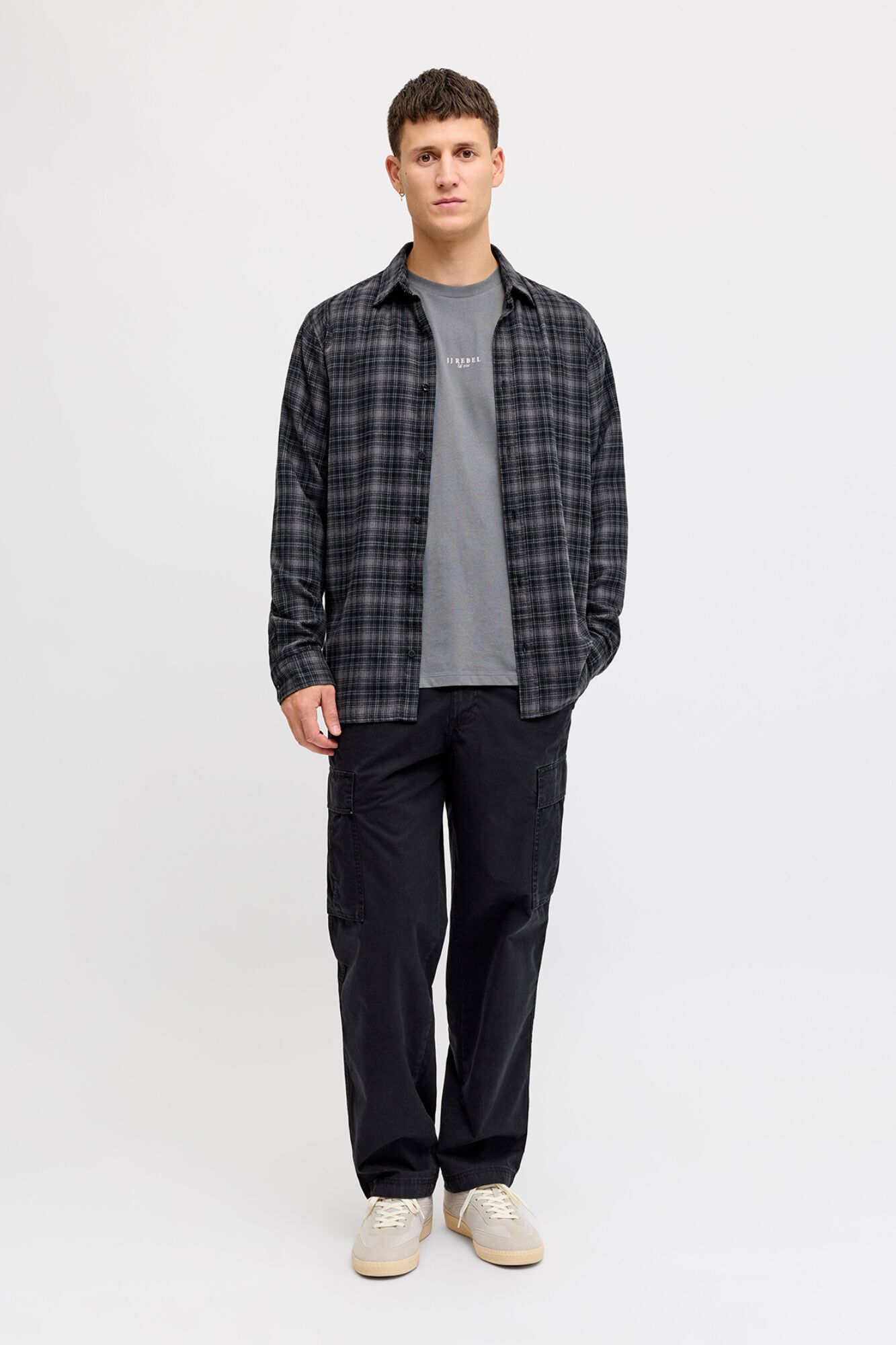 JJ REBEL Pantal&oacute;n cargo algod&oacute;n tiro medio