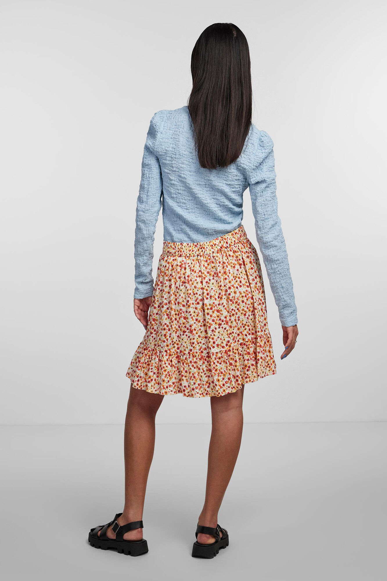 Pieces Falda corta de mujer