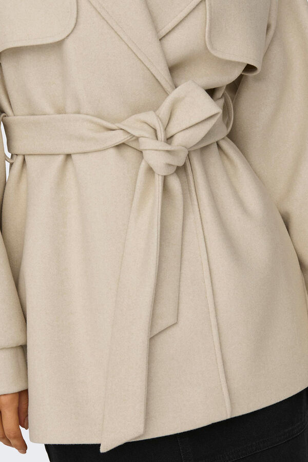 Only Abrigo corto cintur&oacute;n tostado