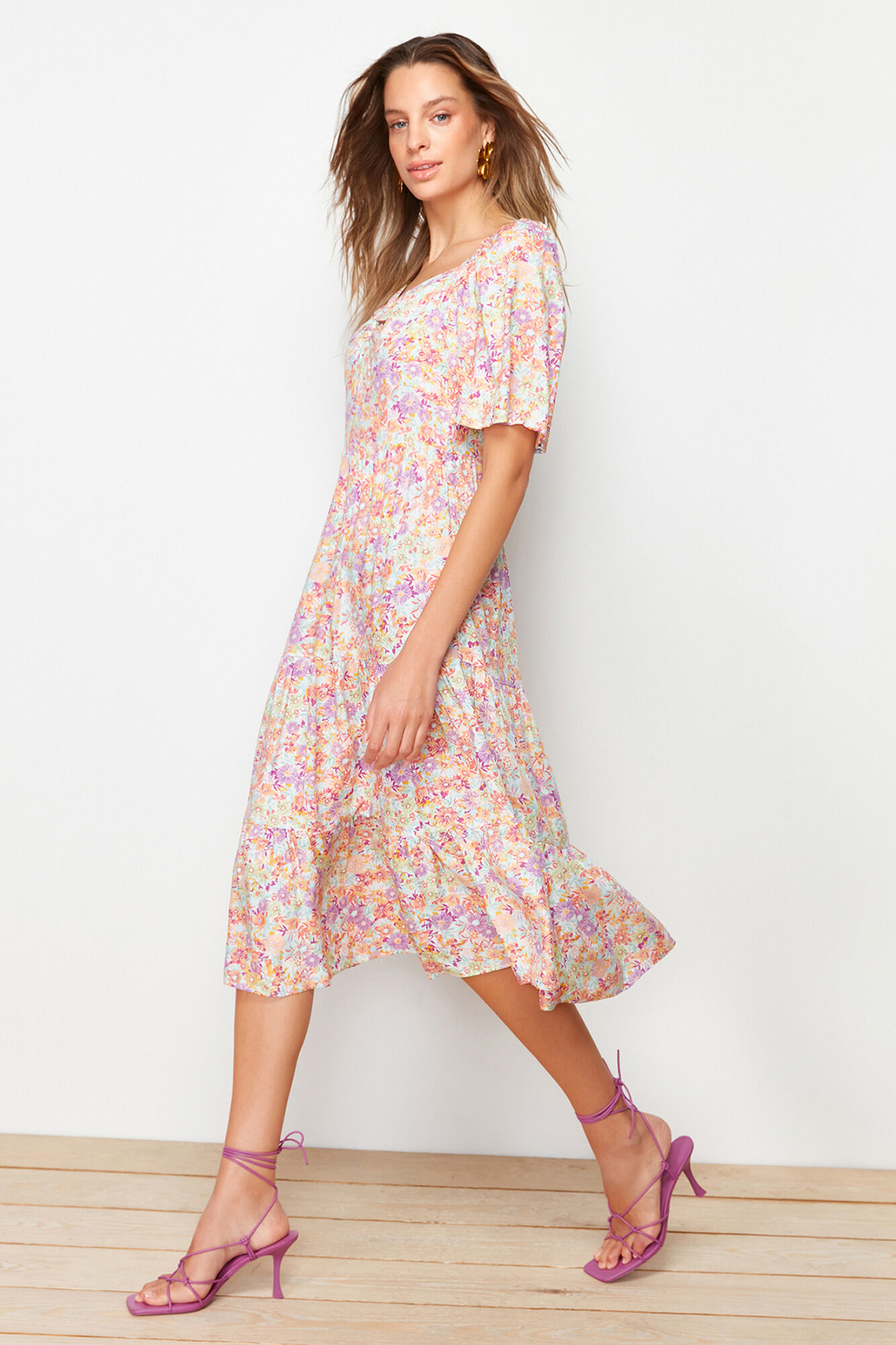 Trendyol Vestido midi decote cora&ccedil;&atilde;o