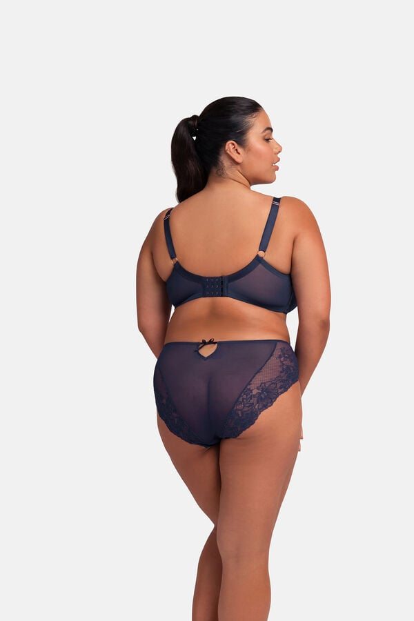 Dorina Suti&atilde; com arma&ccedil;&atilde;o azul