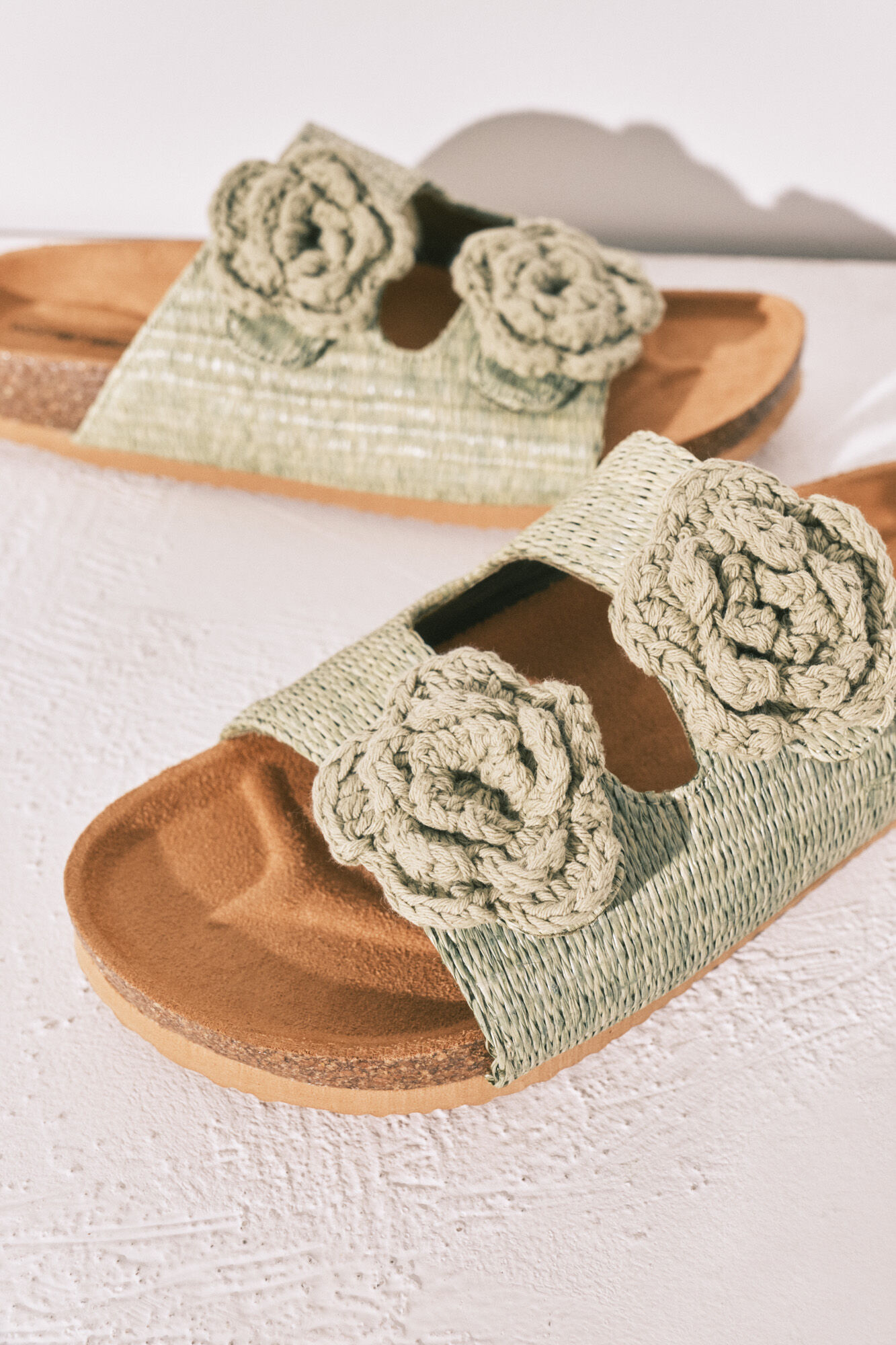 Women'secret Sand&aacute;lias bio em r&aacute;fia com flor de crochet verde