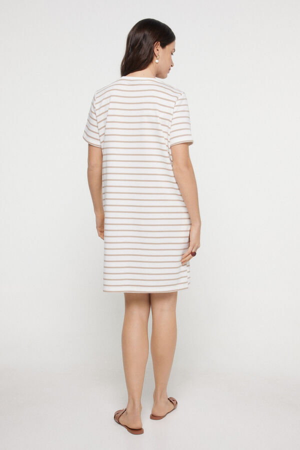 Pieces Vestida felpa de mulher em manga curta e gola fechada. Estampado &agrave;s riscas. branco