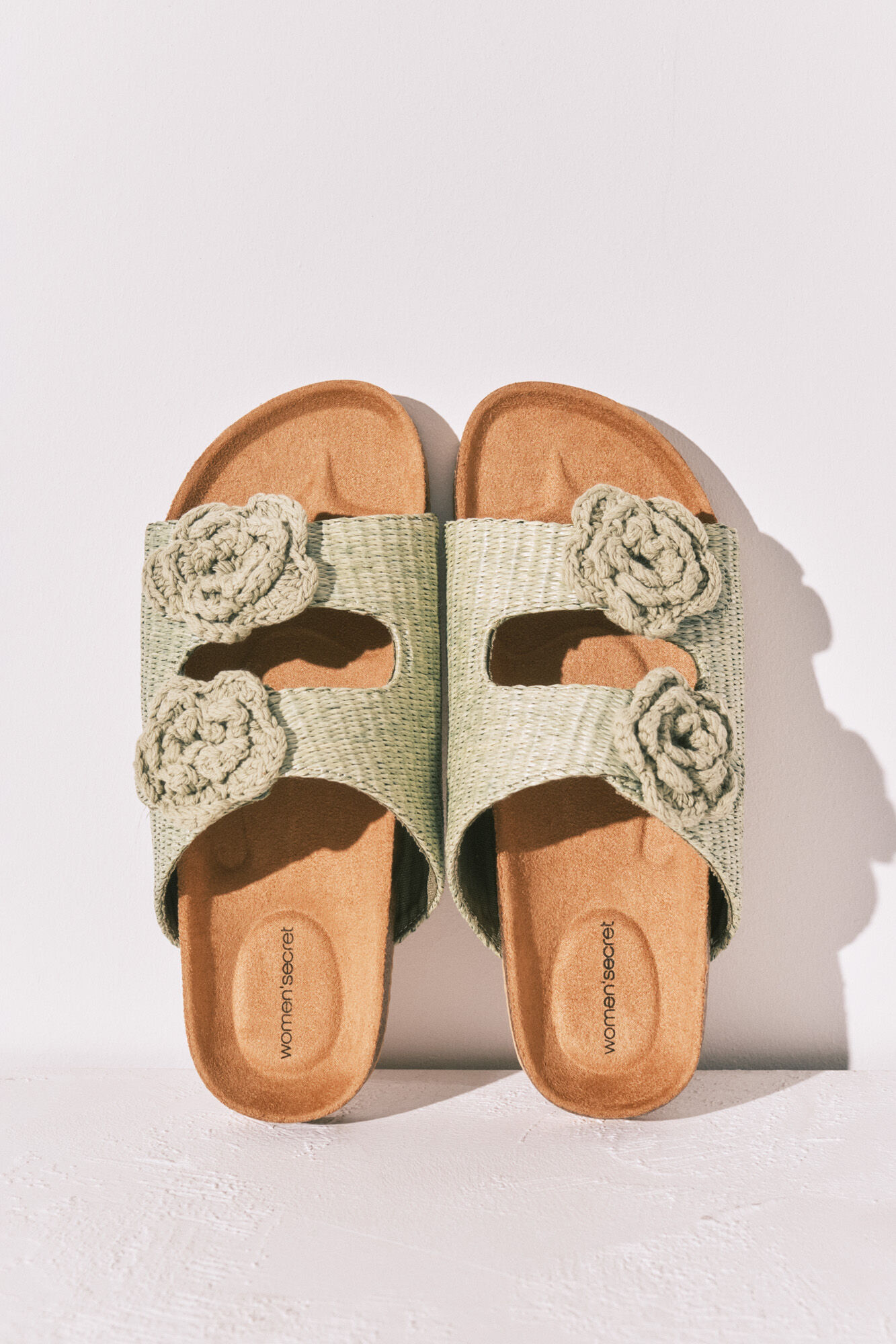 Women'secret Sand&aacute;lias bio em r&aacute;fia com flor de crochet verde