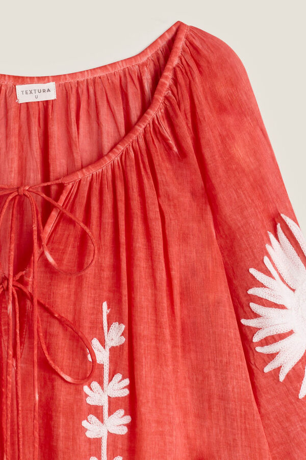 Textura T&uacute;nica algod&oacute;n detalle bordado coral