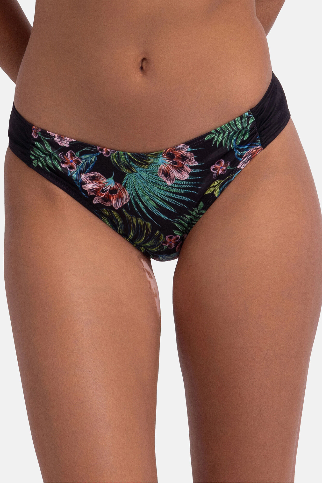 Dorina Braga de bikini negro