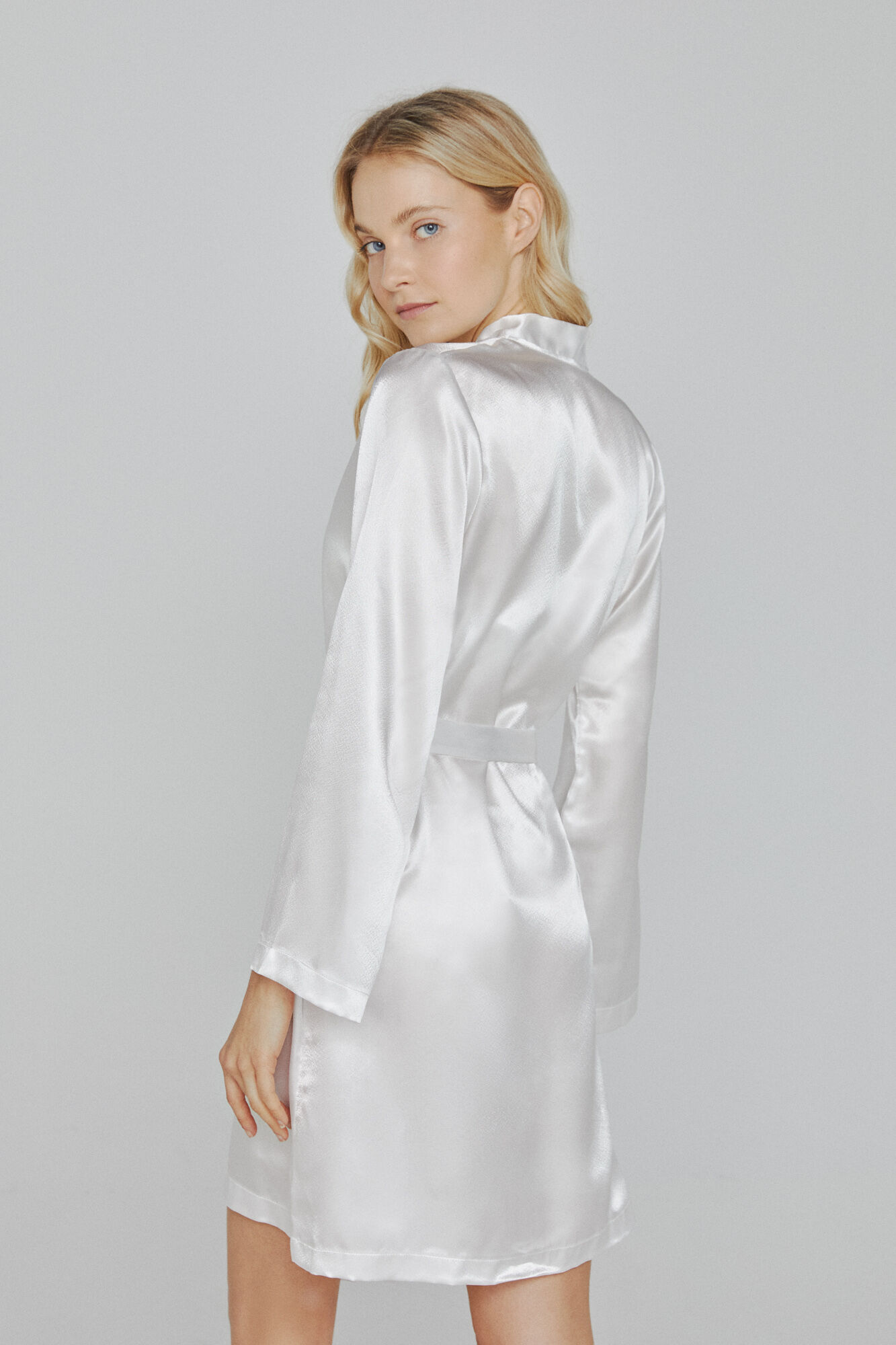 Ivette Bridal Robe de mulher Ivette Bridal curto de cetim em branco