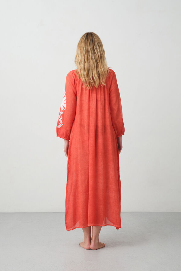 Textura T&uacute;nica algod&oacute;n detalle bordado coral