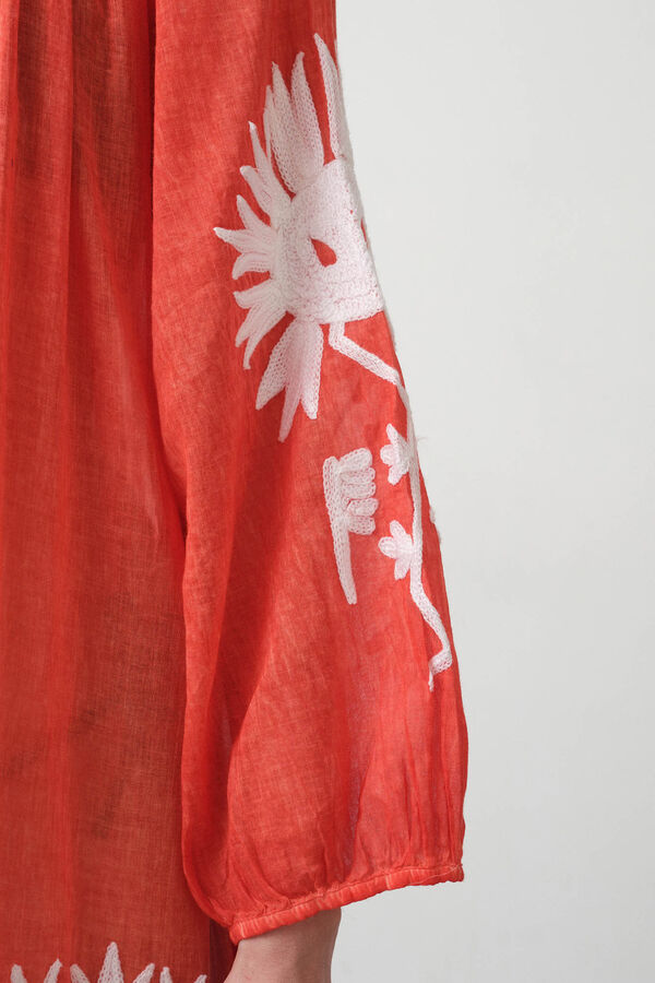 Textura T&uacute;nica algod&oacute;n detalle bordado coral