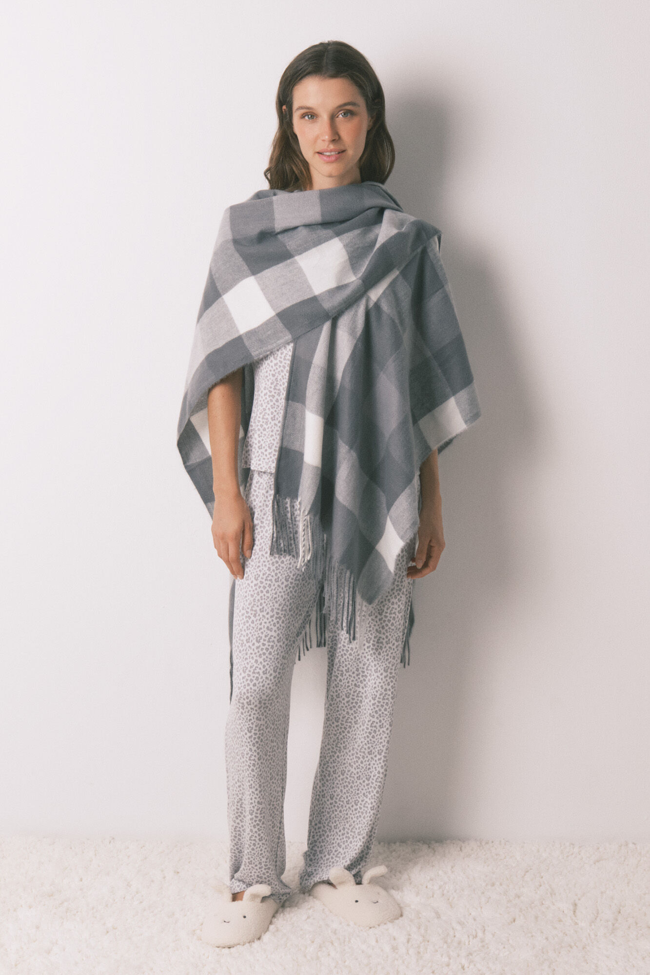 Women'secret Poncho estampado cuadros gris